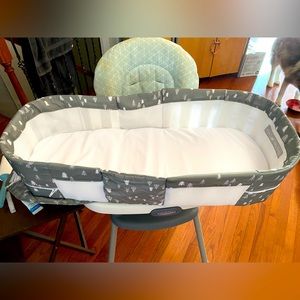 Portable baby bassinet/changing pad